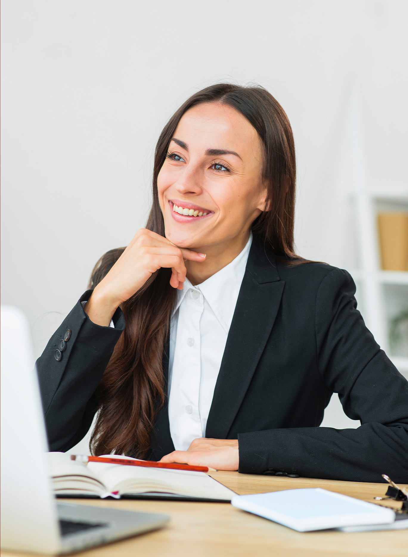 Consultora de seguros em uma mesa de escritório
