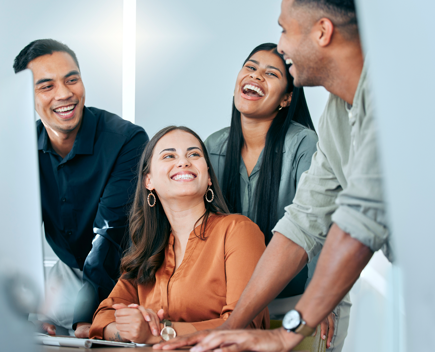 Jovens profissionais colaborando em um projeto