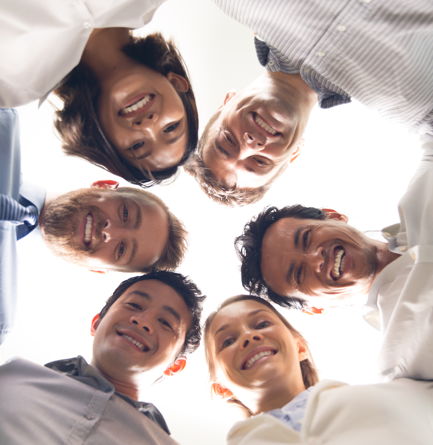 Equipe de trabalho em um círculo, vista de baixo